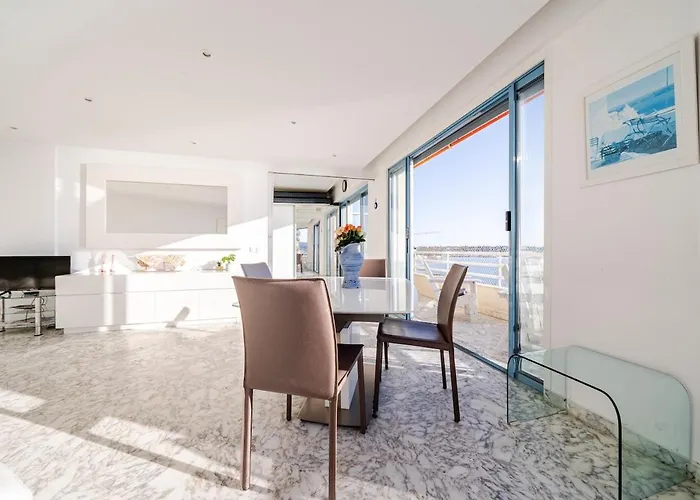 Les Pins, Premium, Sea View, Sleeps 6 شقة جوان ليه باه